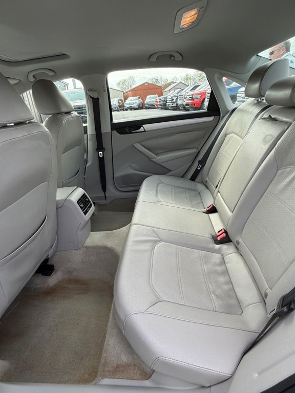 2013 Volkswagen Passat Image 8