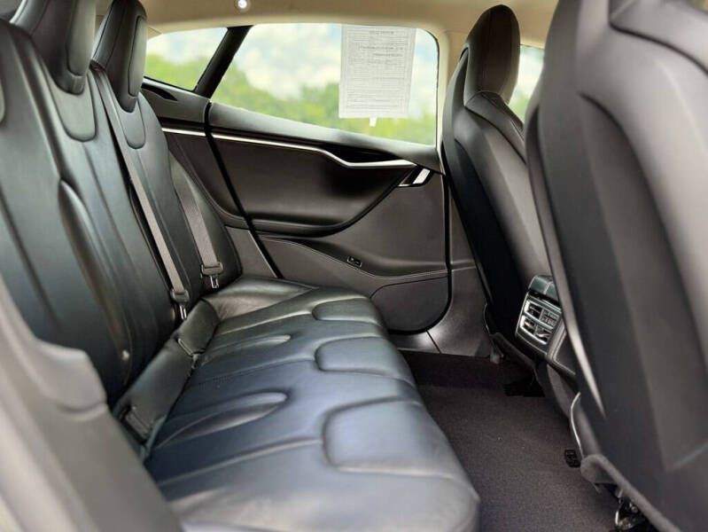 2014 Tesla Model S Image 8