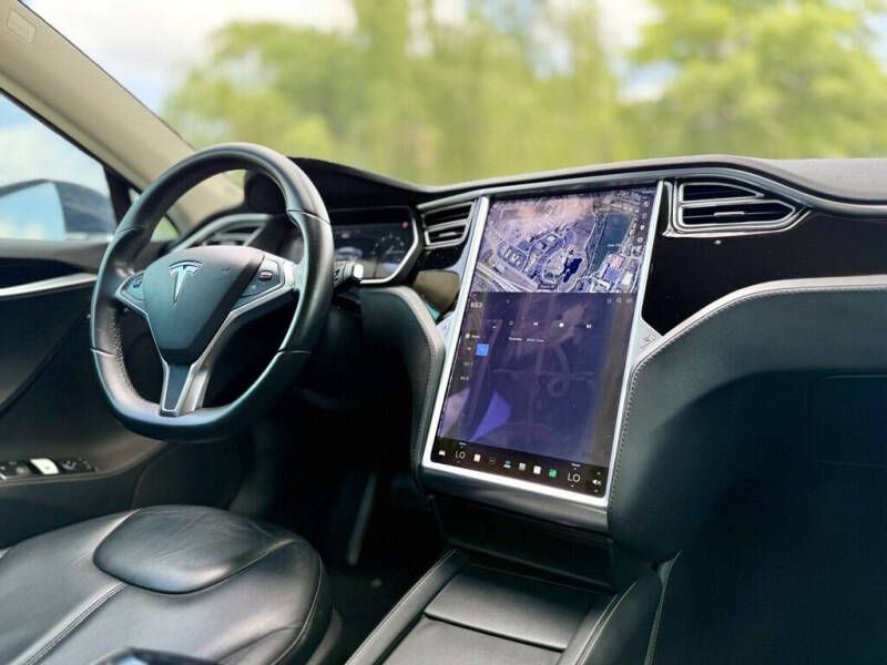 2014 Tesla Model S Image 10