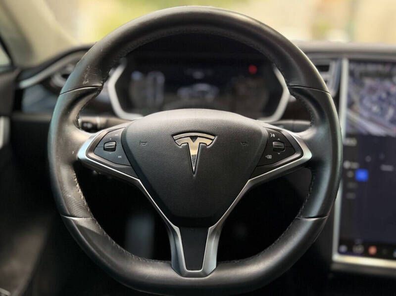 2014 Tesla Model S Image 12