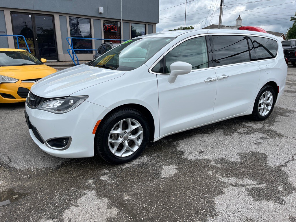2018 Chrysler Pacifica Image 3