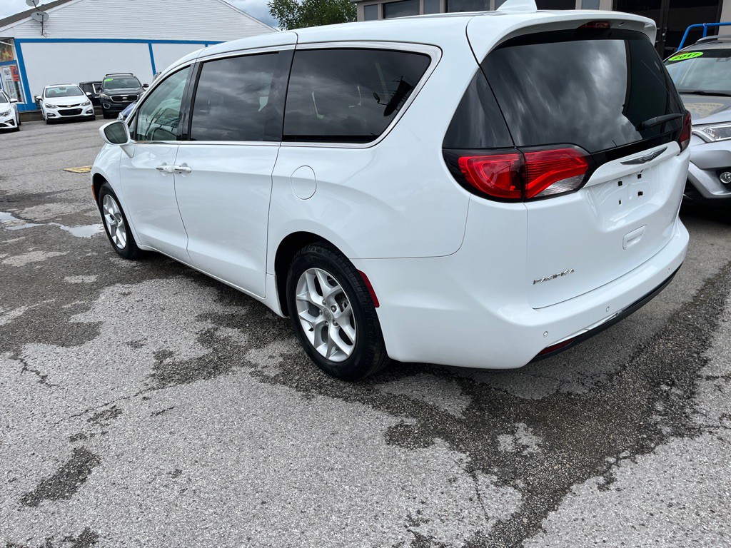 2018 Chrysler Pacifica Image 6