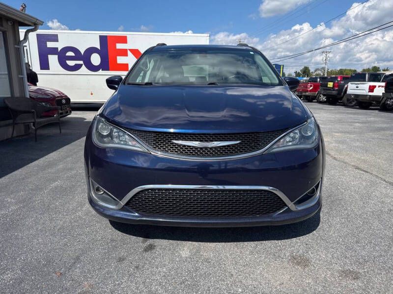 2017 Chrysler Pacifica Image 2