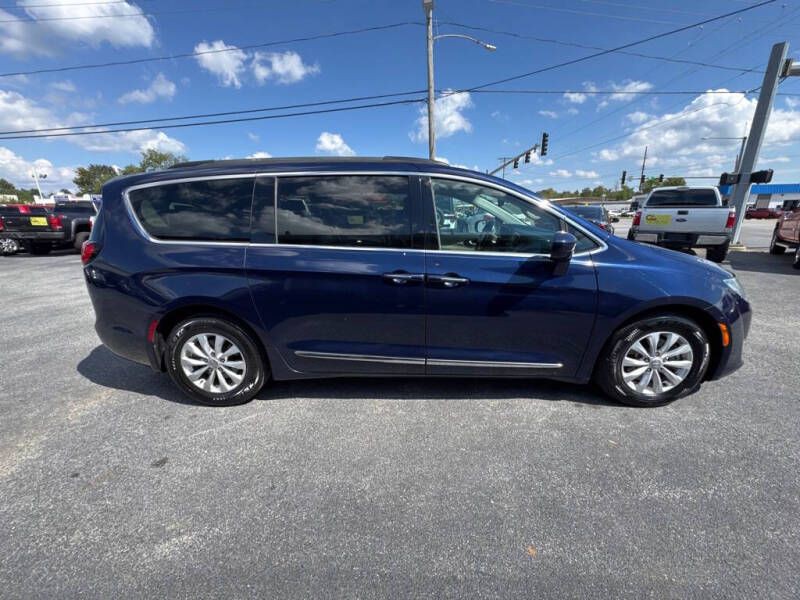 2017 Chrysler Pacifica Image 3