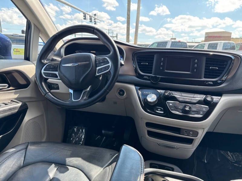 2017 Chrysler Pacifica Image 8