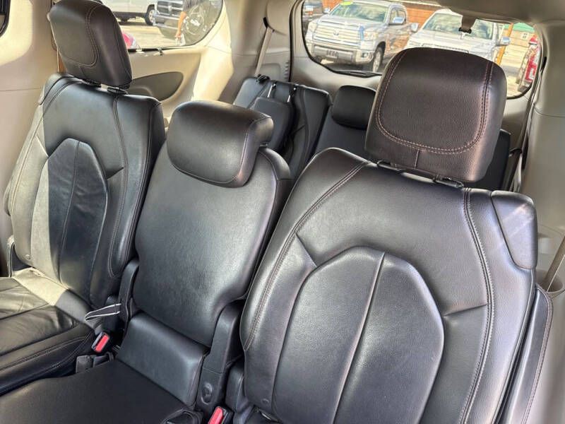 2017 Chrysler Pacifica Image 9