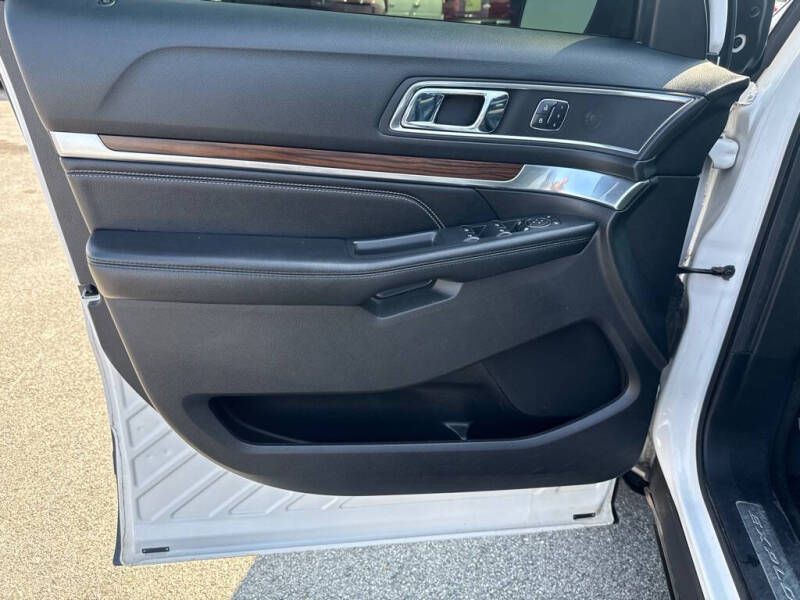 2016 Ford Explorer Image 9