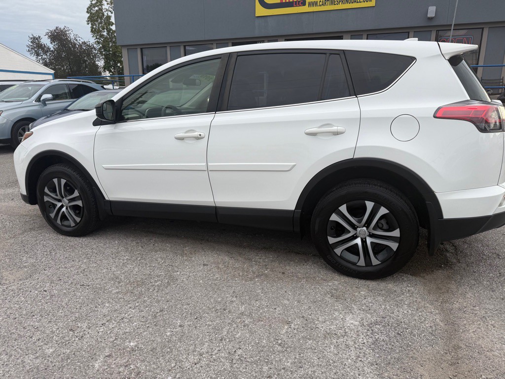 2018 Toyota Rav4 Image 2