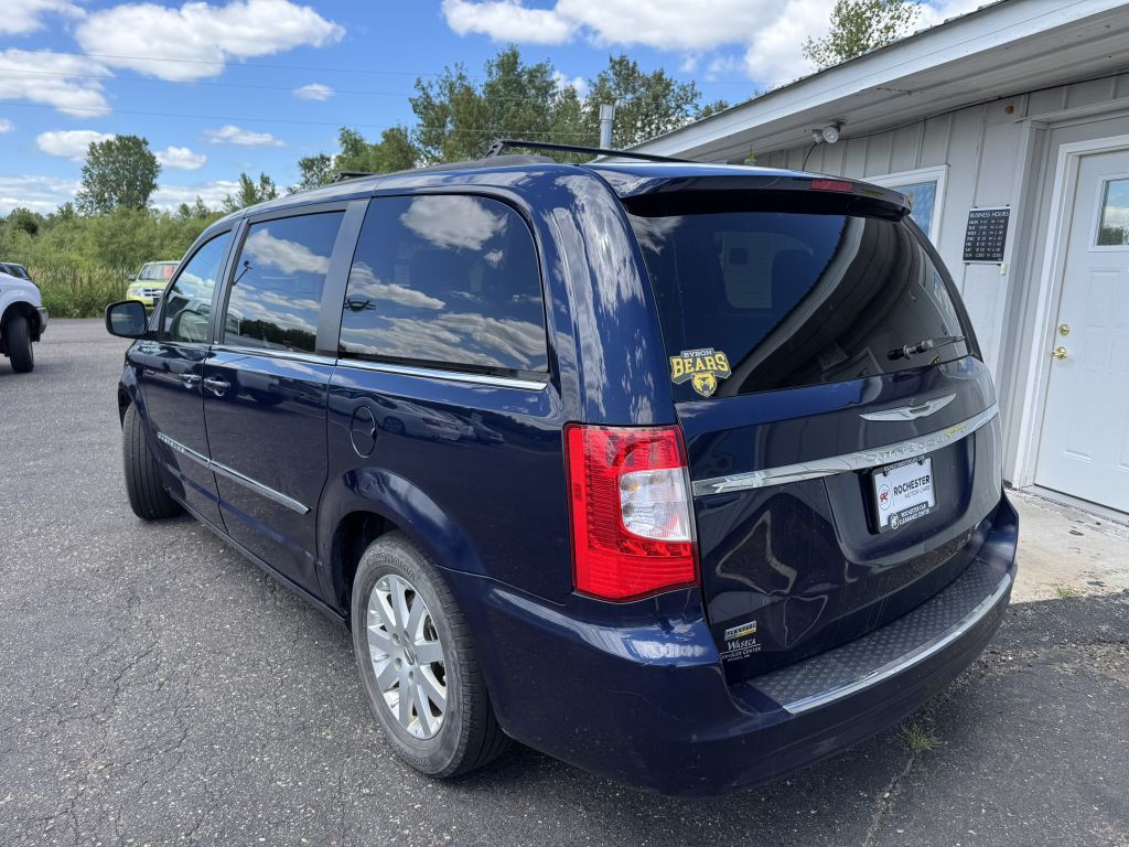 2014 Chrysler Town & Country Image 2