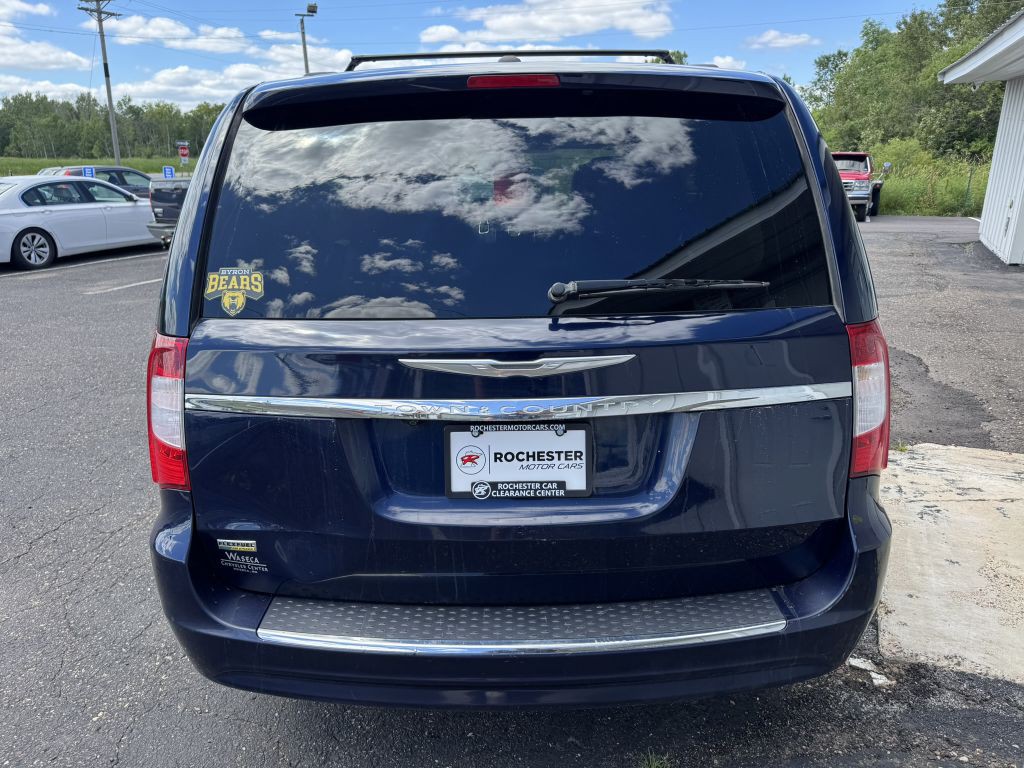2014 Chrysler Town & Country Image 3