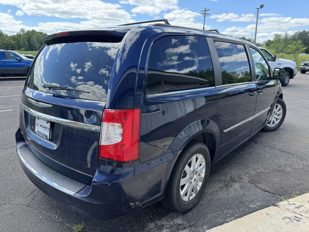 2014 Chrysler Town & Country Image 4