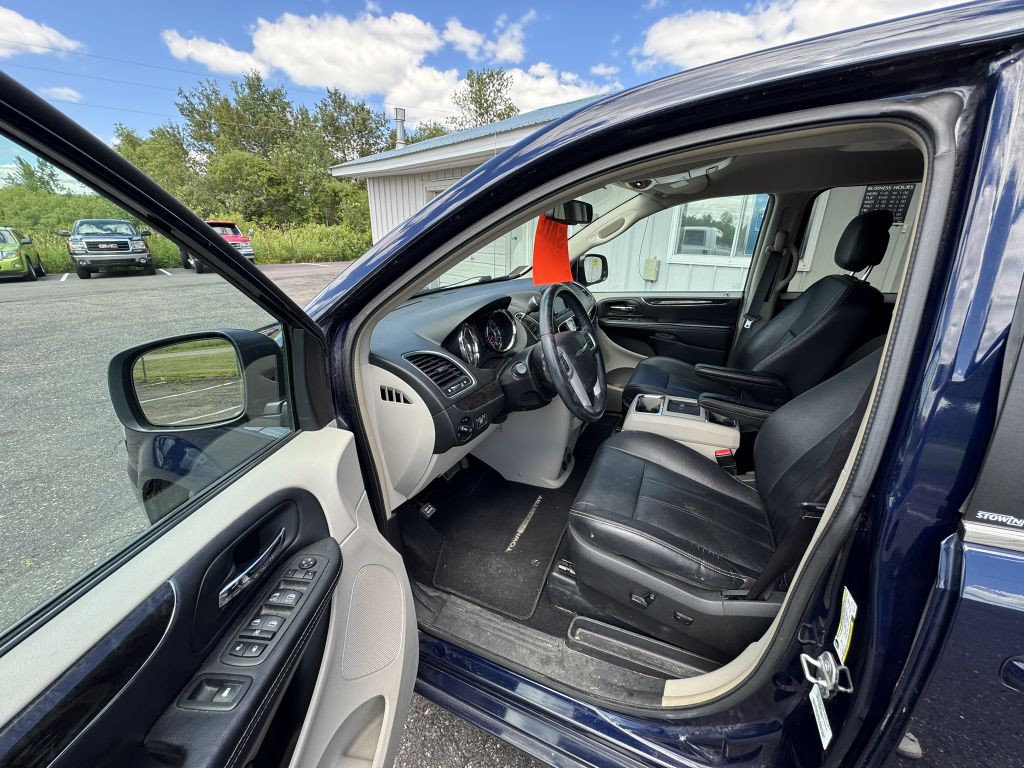 2014 Chrysler Town & Country Image 7