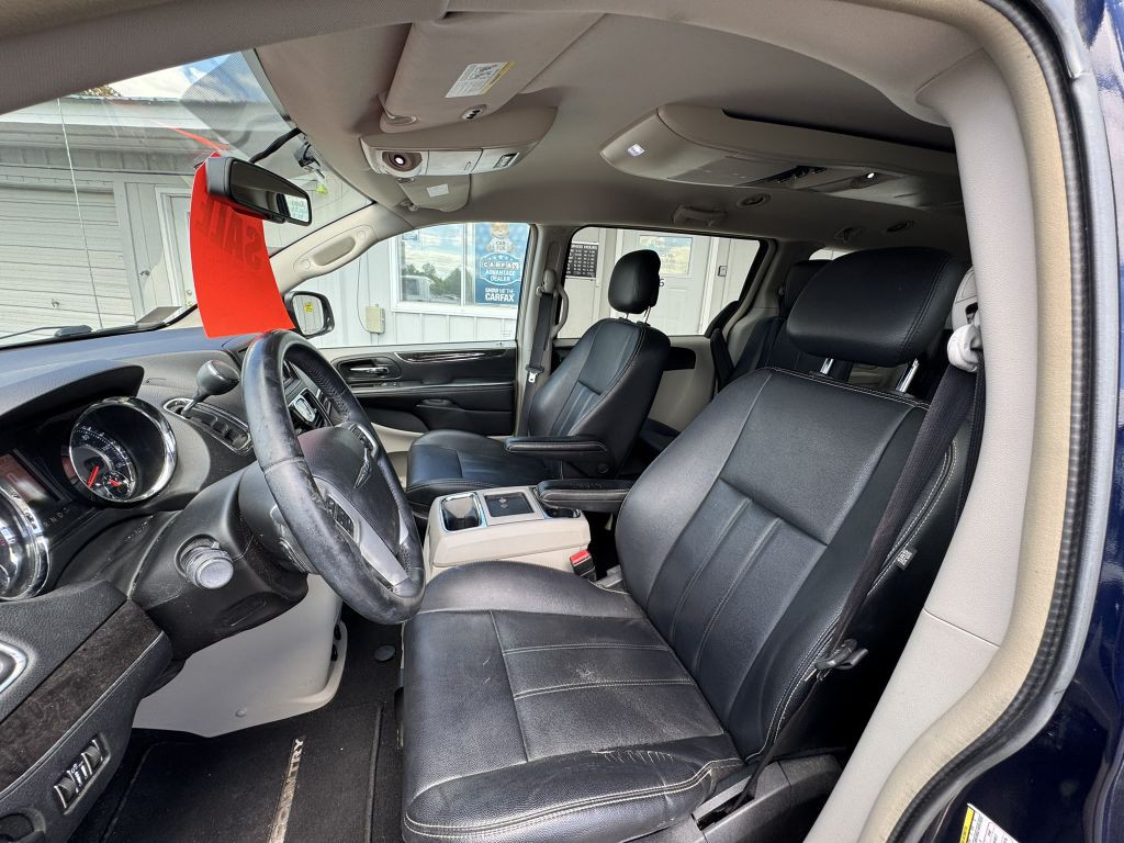 2014 Chrysler Town & Country Image 8