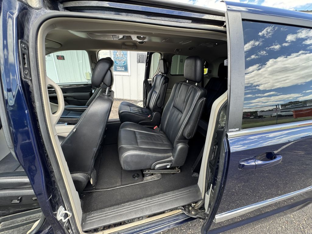 2014 Chrysler Town & Country Image 9