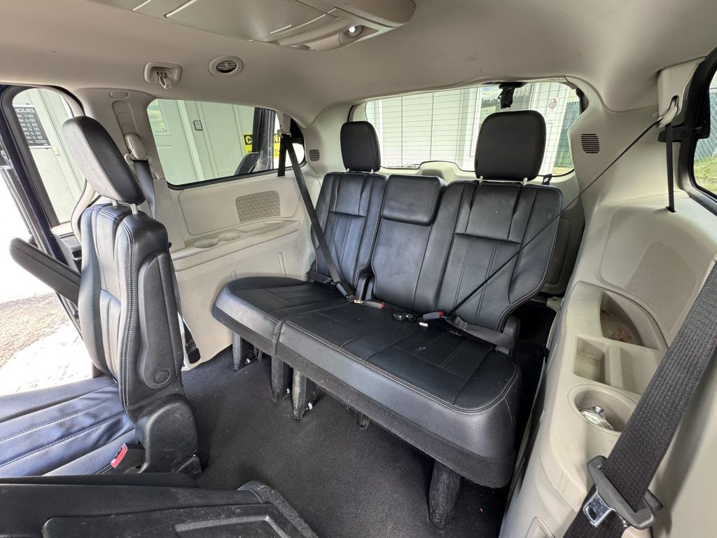 2014 Chrysler Town & Country Image 10