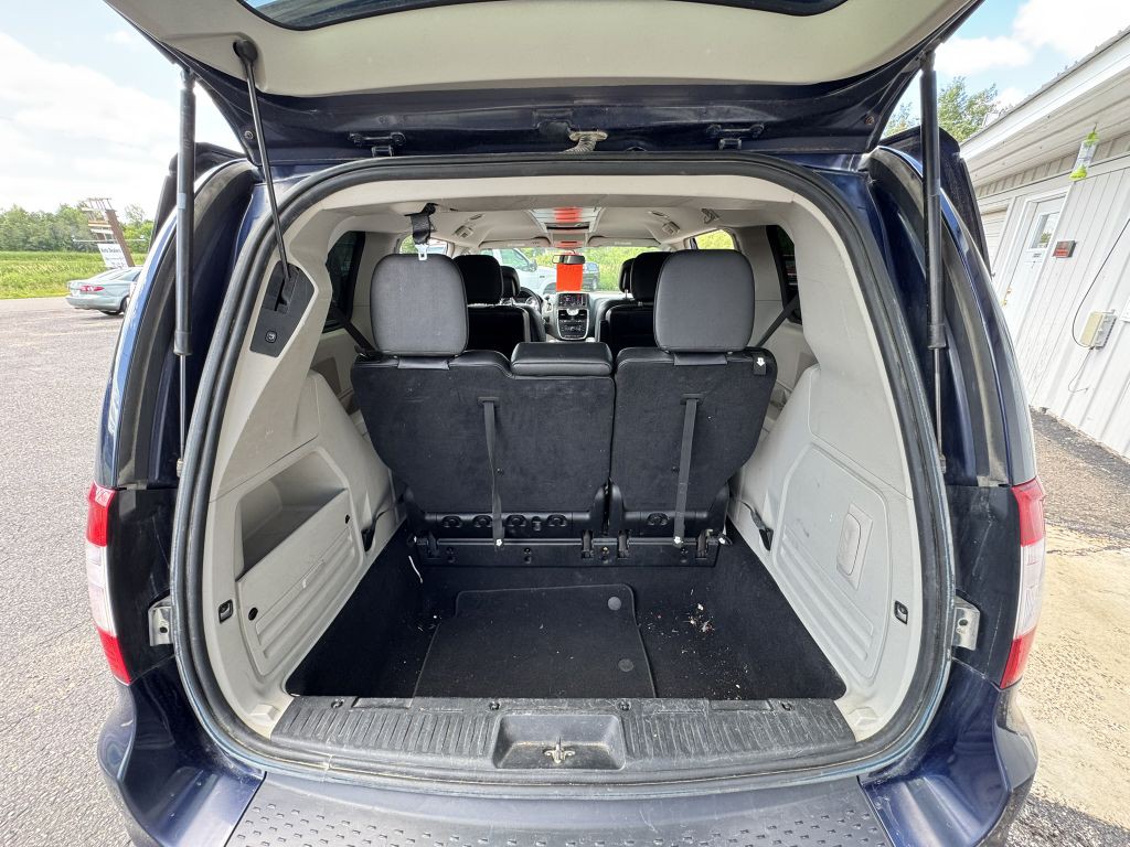 2014 Chrysler Town & Country Image 11