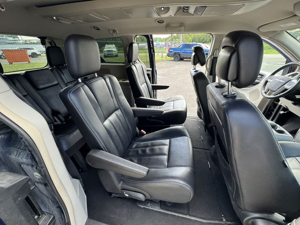 2014 Chrysler Town & Country Image 12