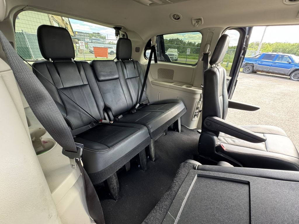 2014 Chrysler Town & Country Image 13
