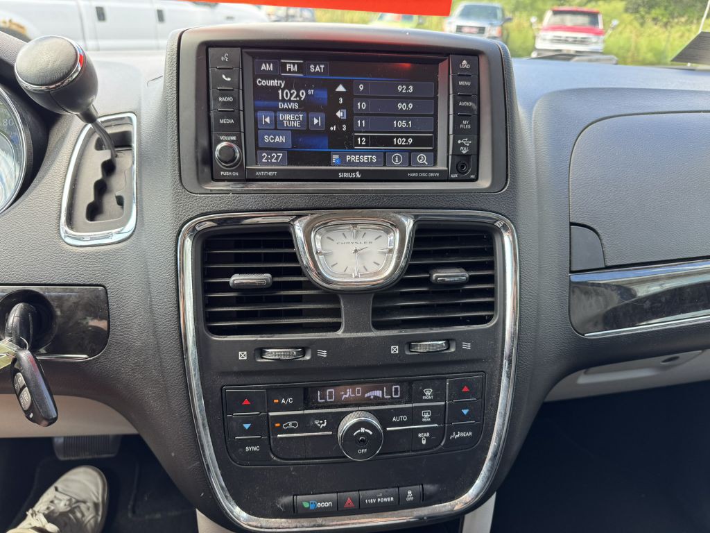 2014 Chrysler Town & Country Image 16