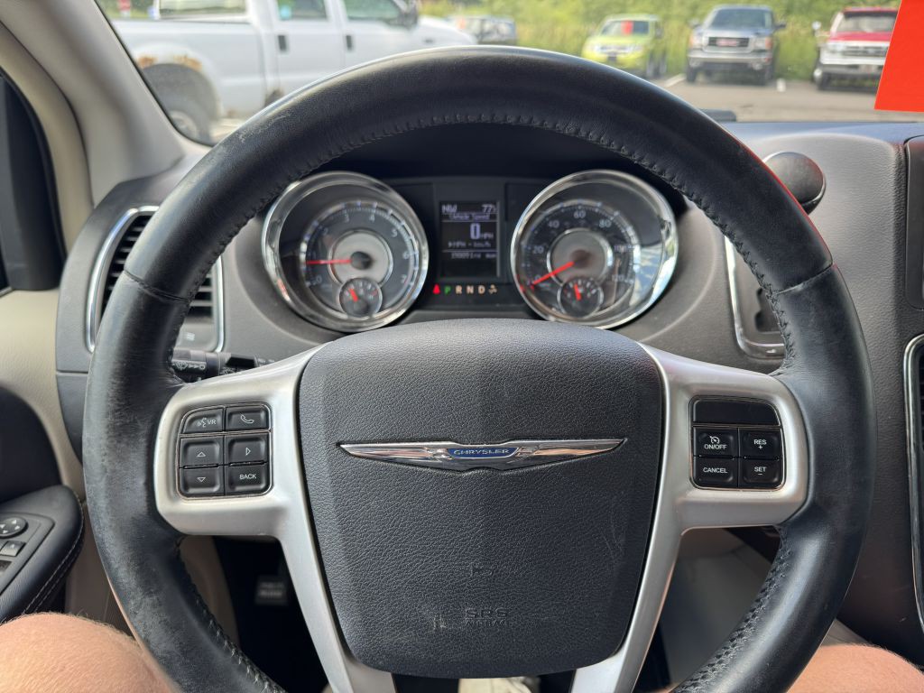 2014 Chrysler Town & Country Image 19