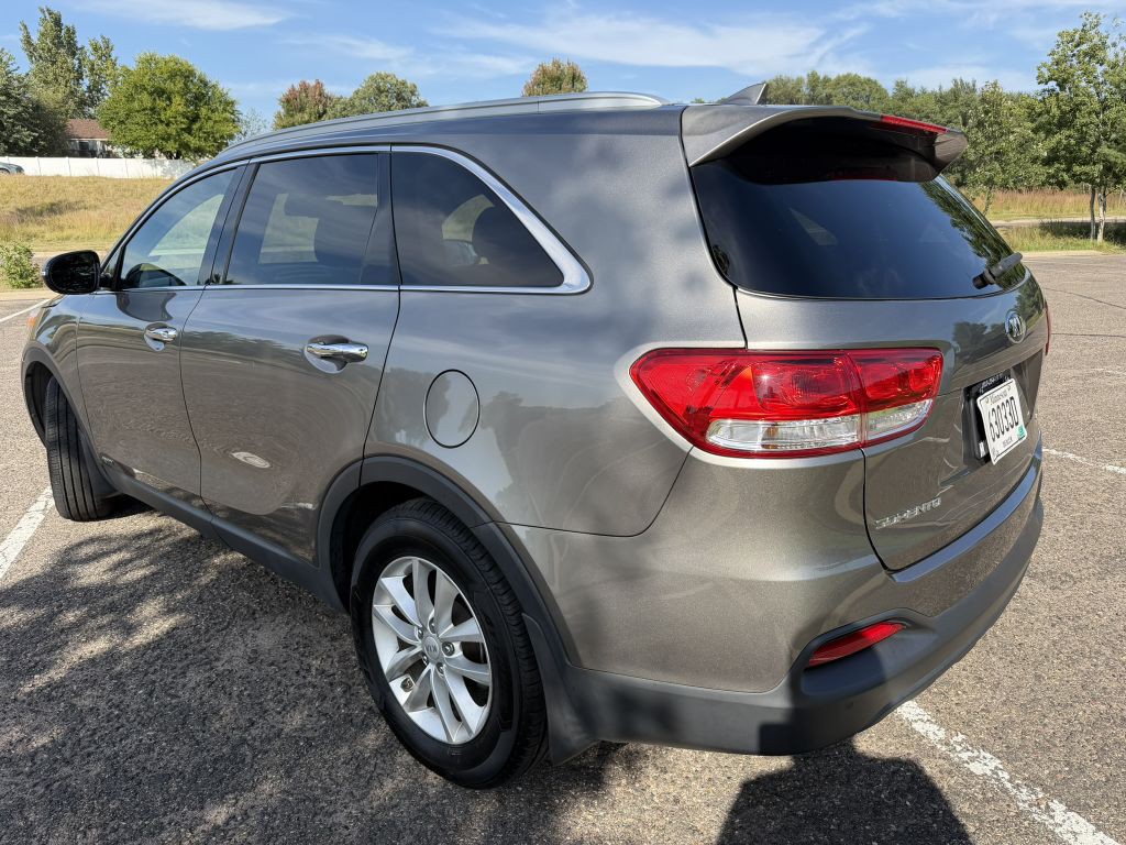 2016 Kia Sorento Image 2
