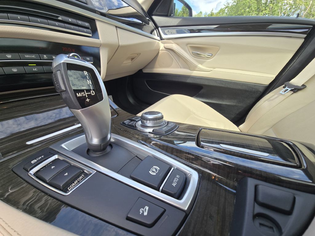 2013 BMW 5 Series Image 16