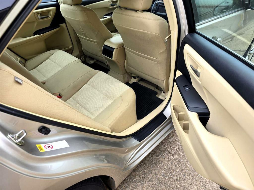 2015 Toyota Camry Image 12