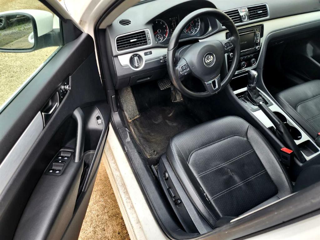 2013 Volkswagen Passat Image 9