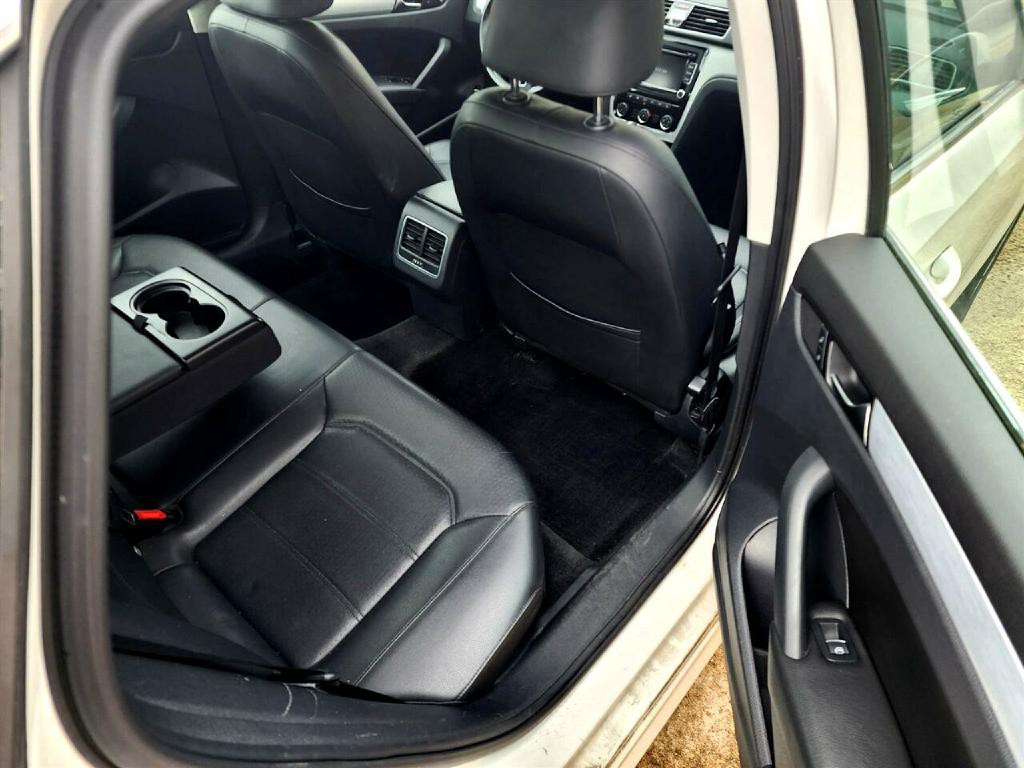 2013 Volkswagen Passat Image 11