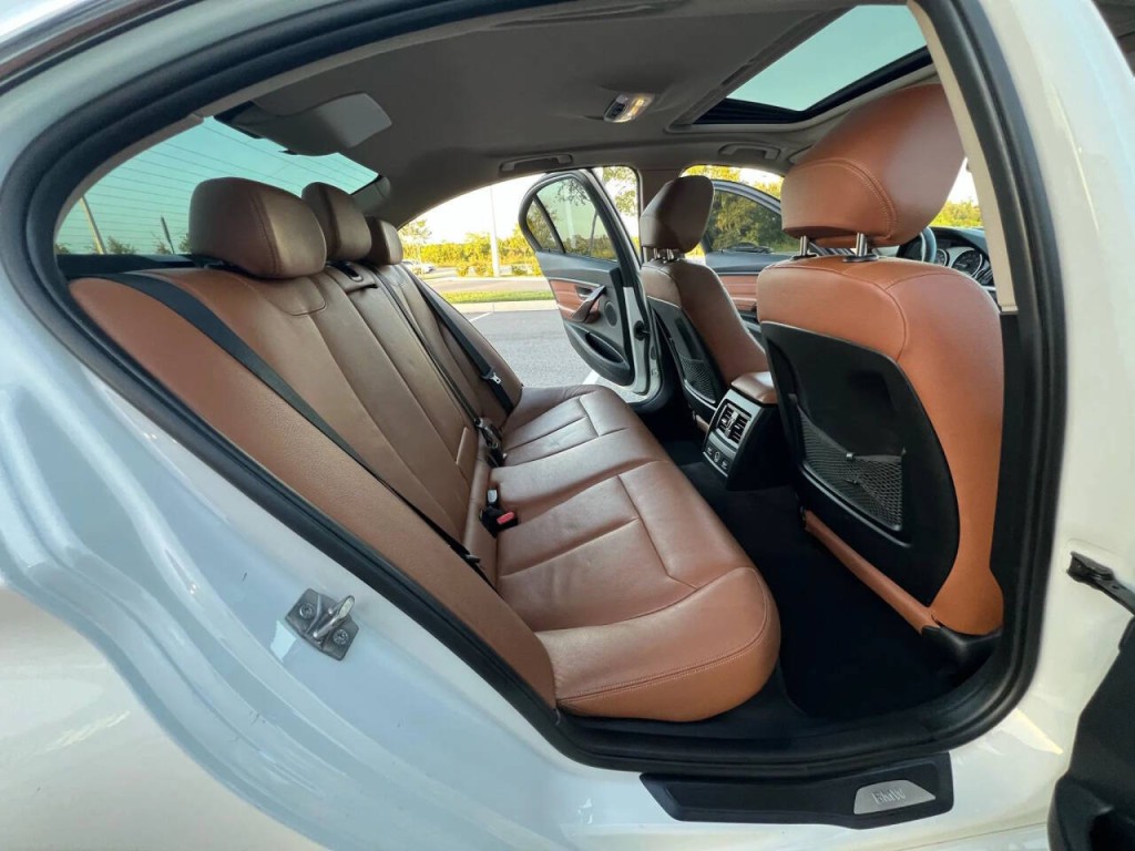 2013 BMW 3 Series Image 8