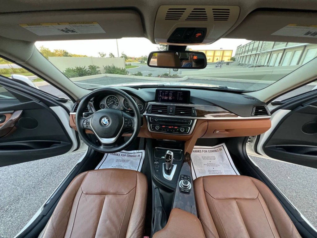 2013 BMW 3 Series Image 9