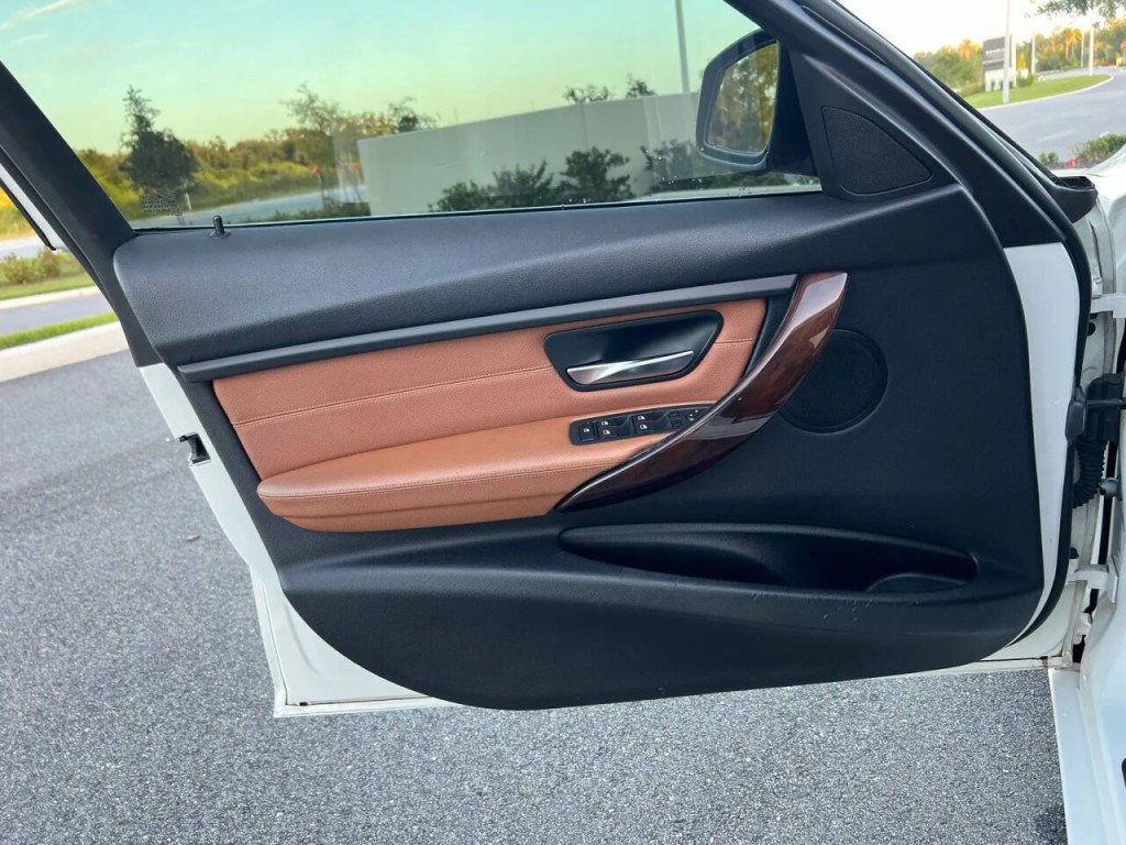 2013 BMW 3 Series Image 13