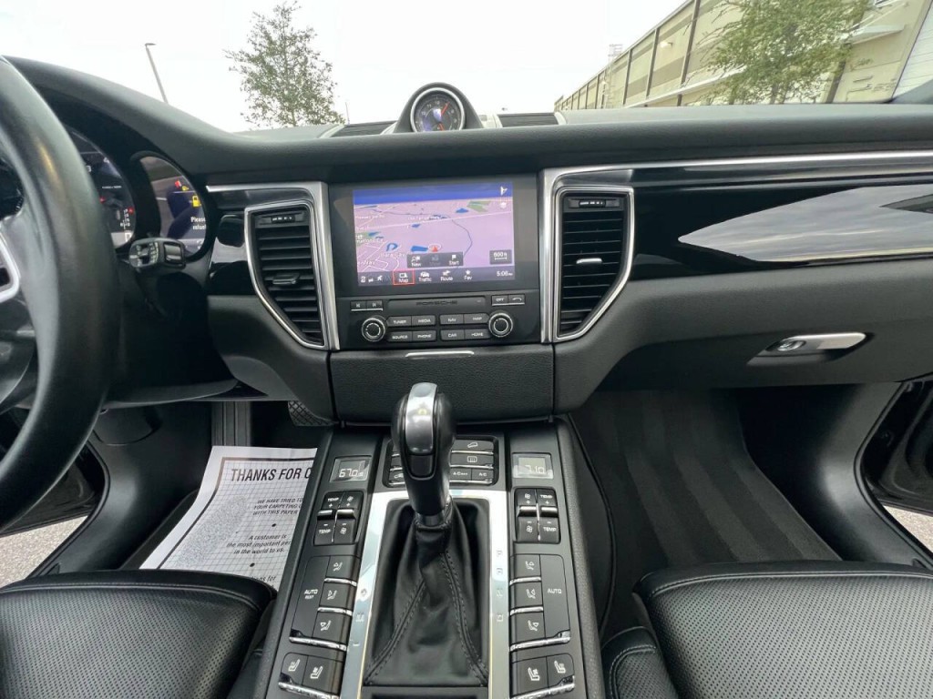 2017 Porsche Macan Image 11