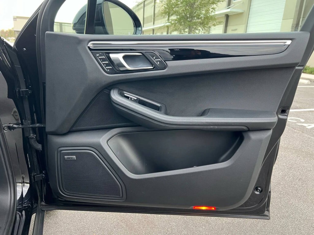 2017 Porsche Macan Image 14