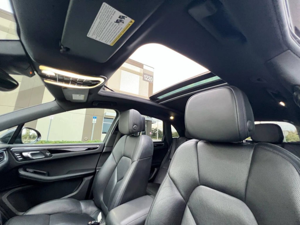 2017 Porsche Macan Image 18