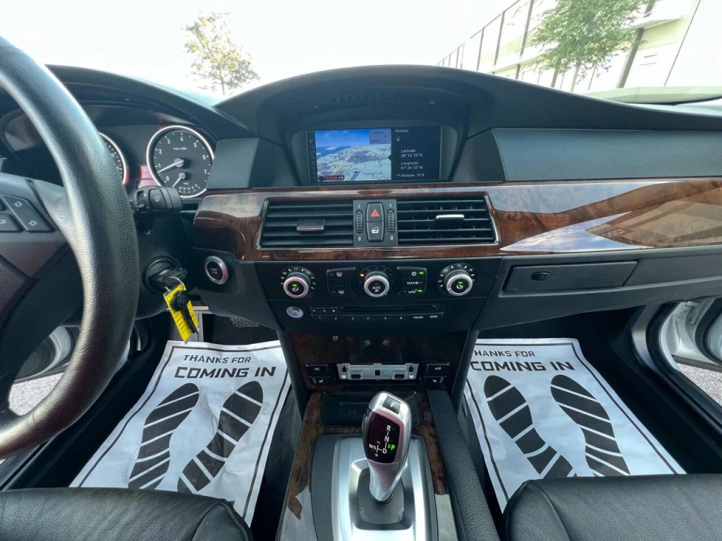 2010 BMW 5 Series Image 10