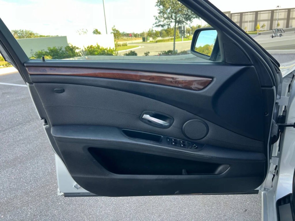 2010 BMW 5 Series Image 13