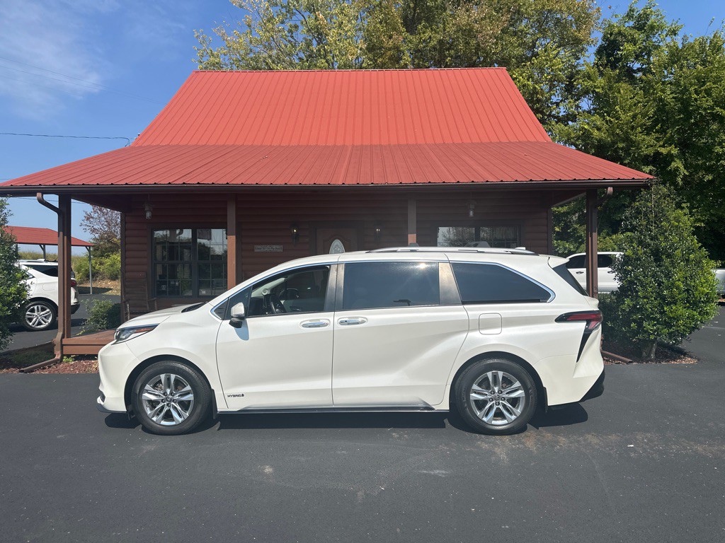 2021 Toyota Sienna Image 1