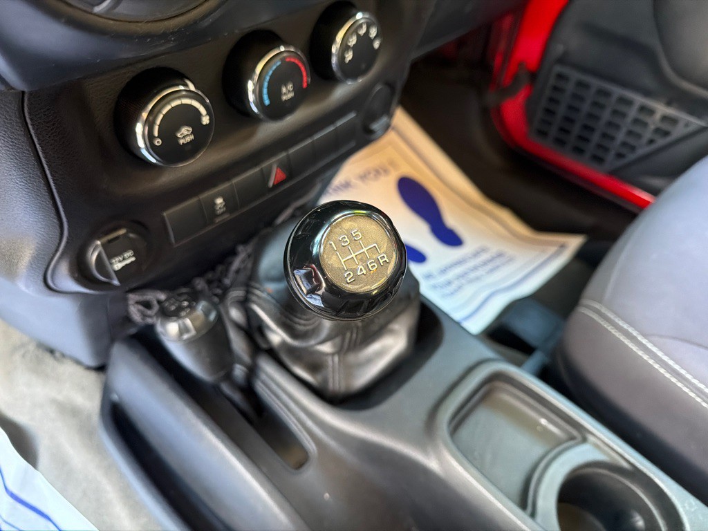 2016 Jeep Wrangler Image 16