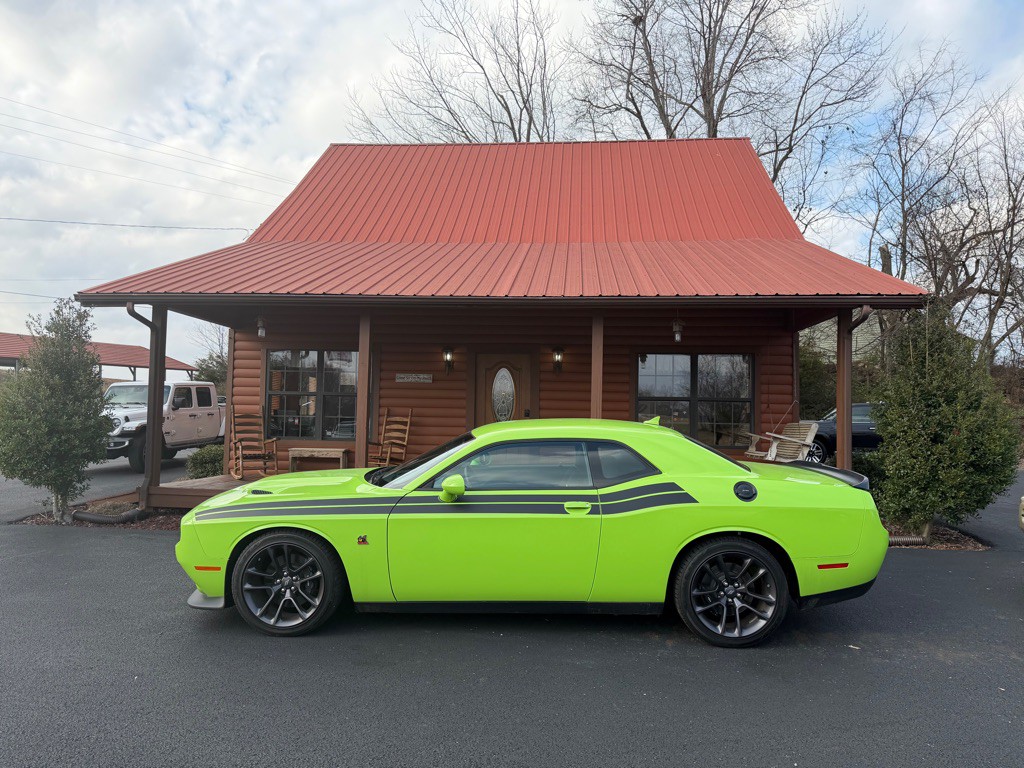 2023 Dodge Challenger Image 1