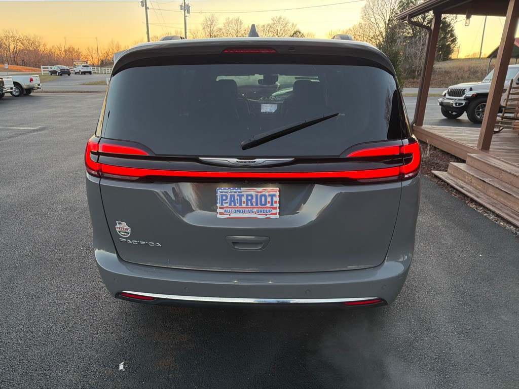 2022 Chrysler Pacifica Image 8