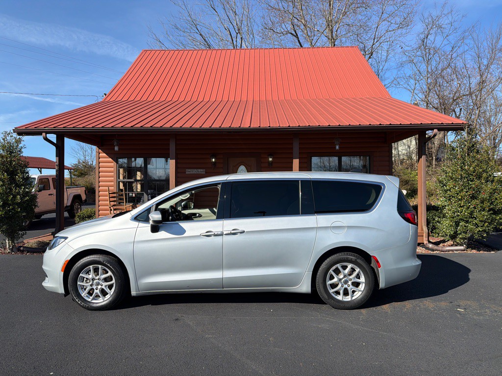 2023 Chrysler Voyager Image 1