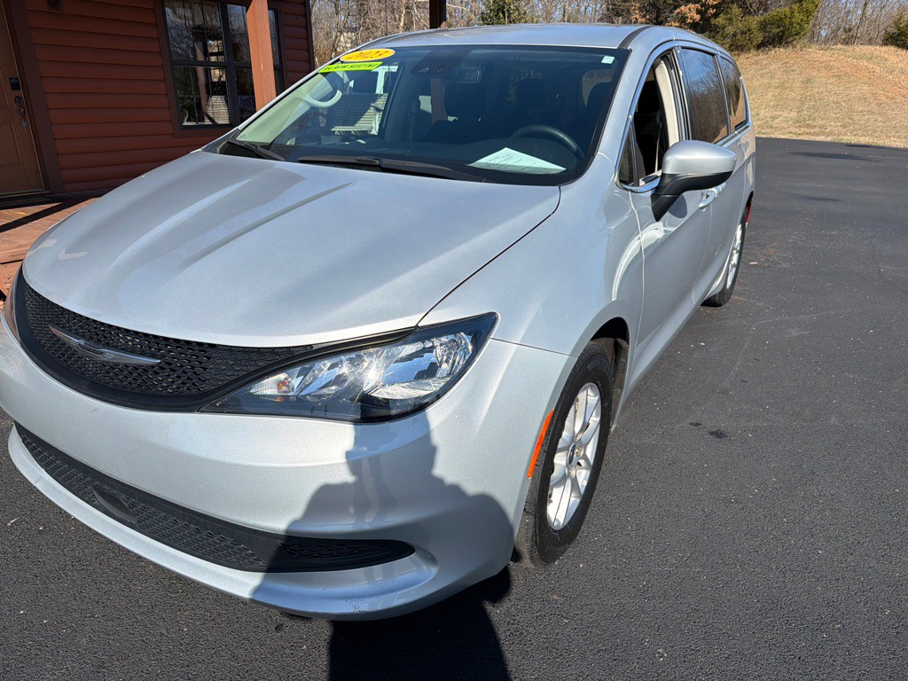 2023 Chrysler Voyager Image 2