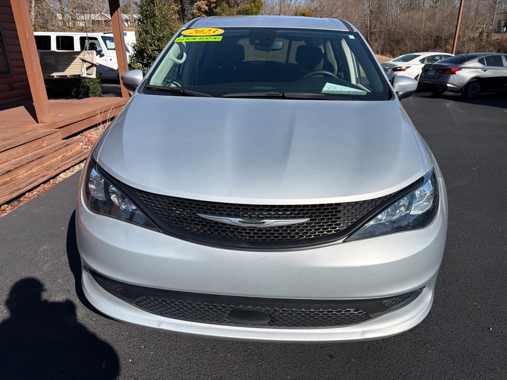 2023 Chrysler Voyager Image 3