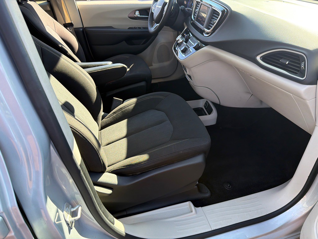 2023 Chrysler Voyager Image 15