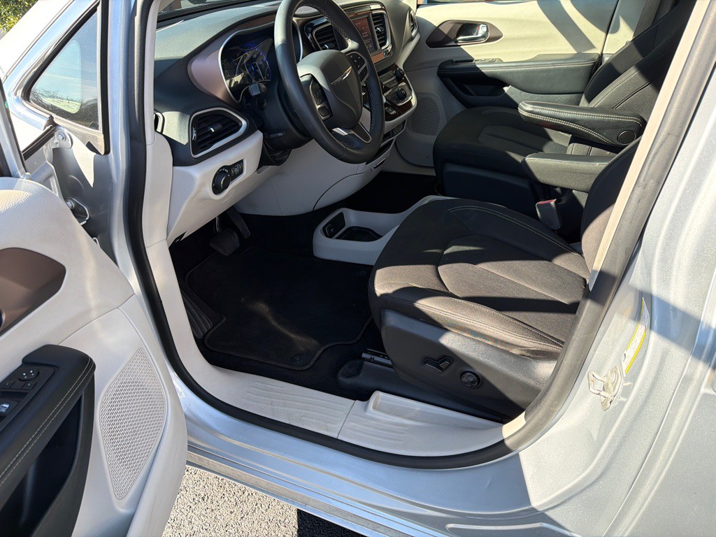 2023 Chrysler Voyager Image 16