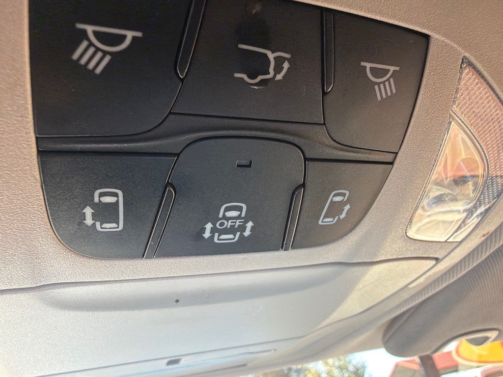 2023 Chrysler Voyager Image 25