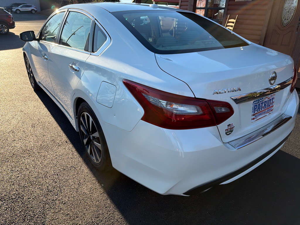 2018 Nissan Altima Image 10