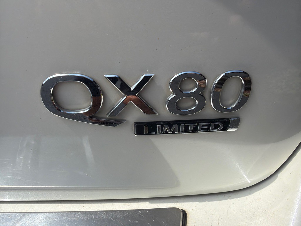 2017 INFINITI QX80 Image 9