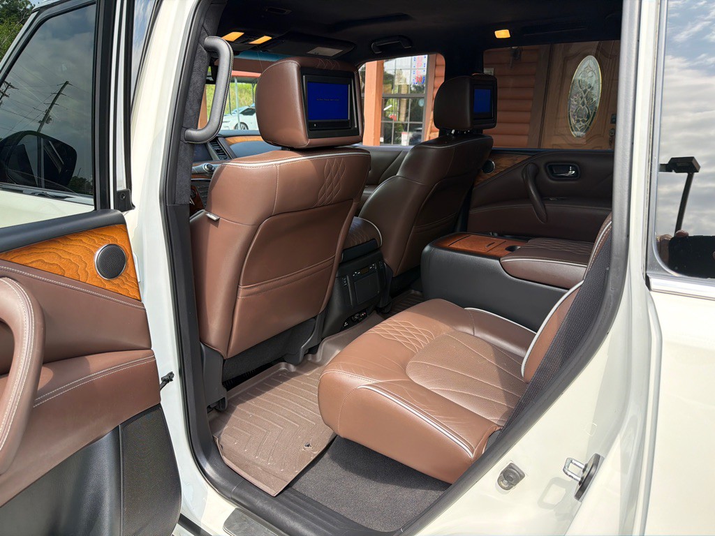 2017 INFINITI QX80 Image 17